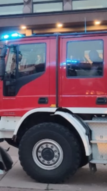 Włączyła się czujka czadu. Kobieta wyszła z domu i wezwała pomoc