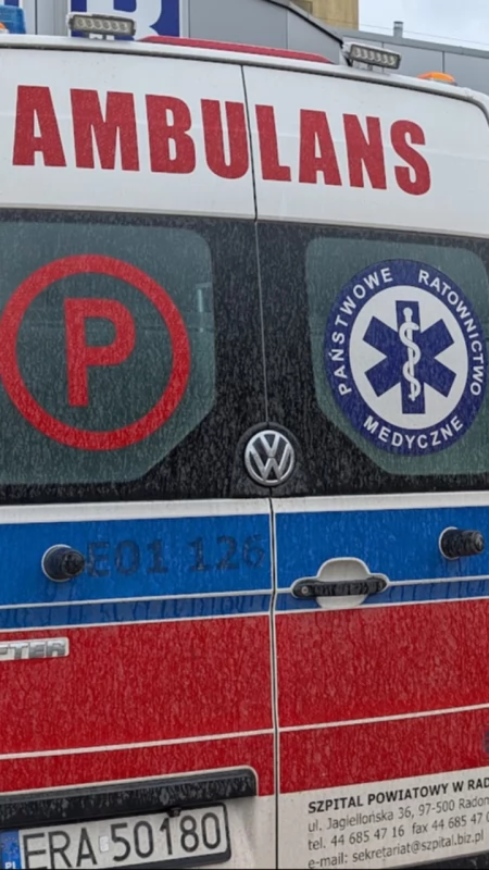 Karetka w drodze do pacjenta zakopała się na remontowanej drodze. Pomogli strażacy