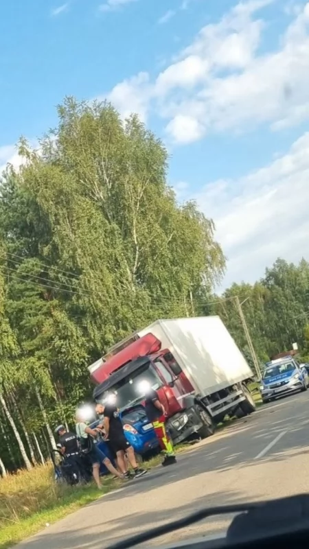 Zderzenie samochodu osobowego z ciężarowym w Kletni. 22-latka odwieziona do szpitala