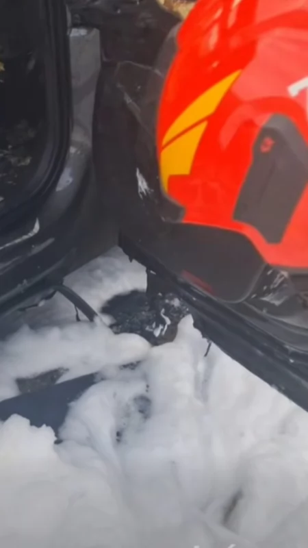 [WIDEO] Pożar hybrydy na autostradzie A1. Strażacy: - Kiedy pojawiają się problemy trzeba się dostosować do sytuacji