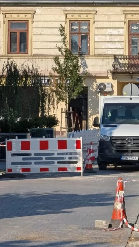 Praca przy kostce na Reymonta potrwa dłużej niż planowano. Bo ktoś zniszczył to, co już naprawiono