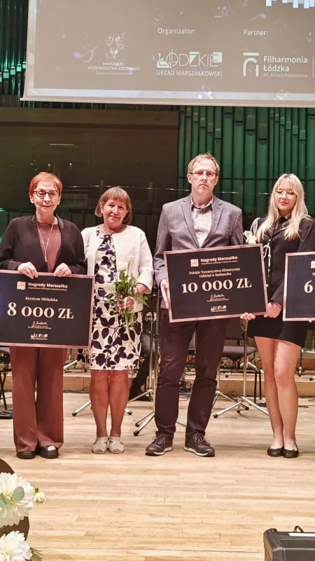Odebrali nagrody marszałka. Wyróżnieni to Krystyna Michalska, PTH w Radomsku oraz Młodzieżowa Orkiestra Dęta OSP Kamieńsk