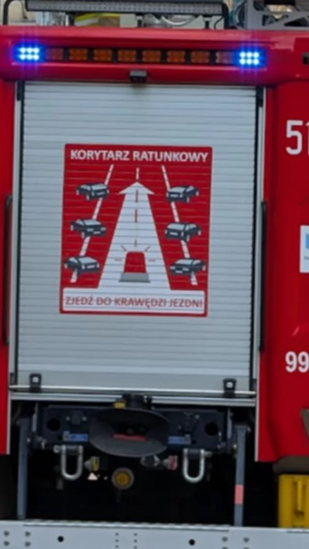 Na jednym z parkingów w Radomsku zapalił się Mercedes. Przyczyna to zwarcie w instalacji