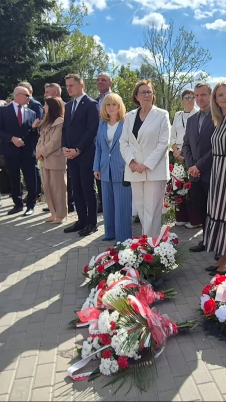 [ZDJĘCIA] 81. rocznica KWP. Uroczystości pod pomnikiem przy Armii Krajowej