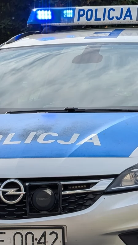Kolizja w Hucisku Przybyszowskim. Bus marki Renault wypadł z drogi i dachował