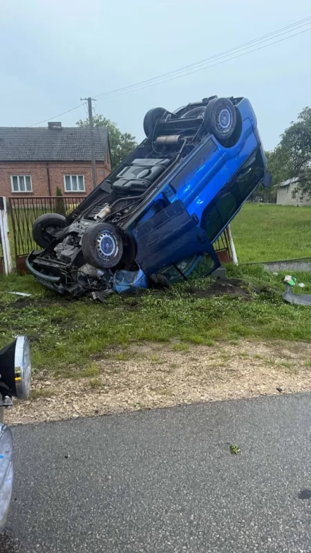 Kolizja w Hucisku Przybyszowskim. Bus marki Renault wypadł z drogi i dachował