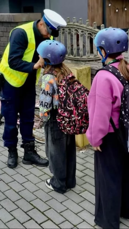 Do komendy dotarły kaski od PZU. Jeśli policjant natknie się na rowerzystę czy młodego człowieka na hulajnodze bez kasku, to…