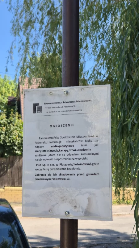 Zamieszanie przy Piastowskiej. Mieszkańcy skarżą się na brudne kosze, dzikie wysypiska i źle sprzątane klatki schodowe