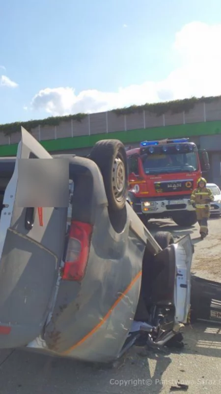 Wypadek na A1. Fiat uderzył w ciężarówkę. Dwóch mężczyzn odwieziono do szpitala