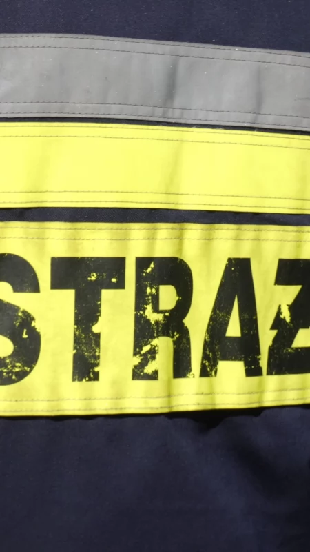 82-latka w stanie zagrożenia życia. Ratowniczki medyczne poprosiły o pomoc strażaków