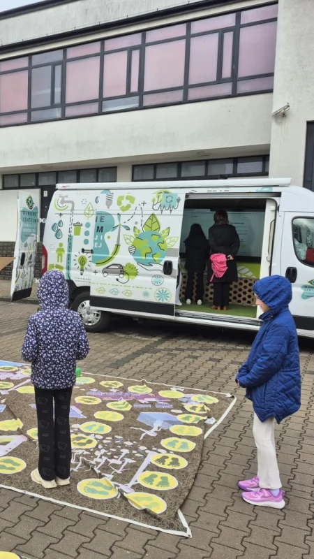 PGK zaprosiło uczniów do Eko Busa, który zaparkował przed MDK-iem