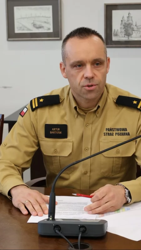 Artur Bartosik, komendant PSP w Radomsku: - 32 syreny w powiecie uruchamiamy jednym kodem