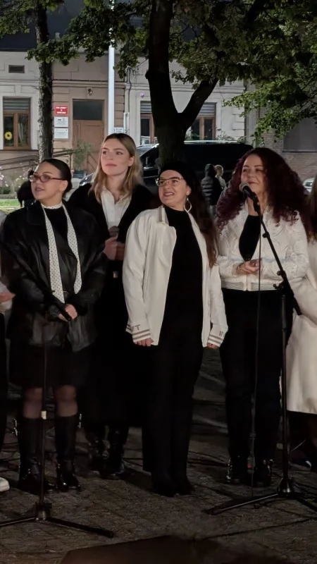 [ZDJĘCIA] Usłyszeć więcej. Koncert w ciemności. Wyjątkowe wydarzenie w centrum Pławna połączyło pokolenia