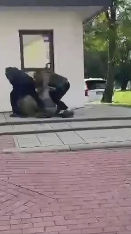 [WIDEO] Mężczyzna z nożem w dłoni na ulicy Leszka Czarnego. Obezwładnili go świadkowie