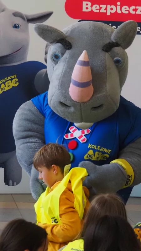 [WIDEO, ZDJĘCIA] Rogatek uczy dzieci bezpieczeństwa. Lekcja na dworcu PKP w Radomsku, po groźnej sytuacji na torach