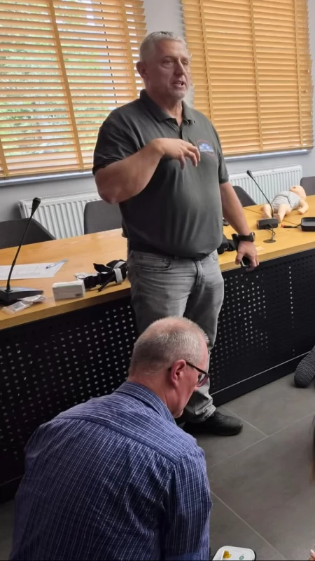 Kryzysowy biznes naczelnika: Szkoli urzędników za pieniądze. Zgodnie z prawem, choć standardy cierpią