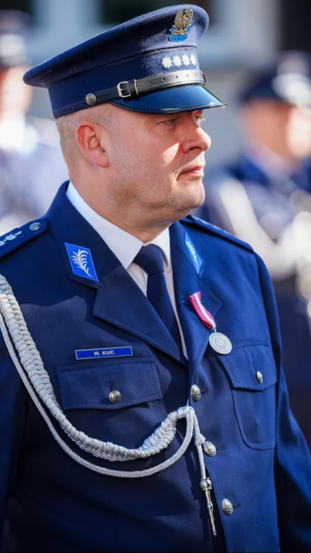 Aspirant sztabowy Tomasz Sienkiewicz i aspirant sztabowy Wiesław Kuc odznaczeni za długoletnią służbę