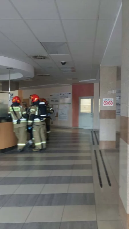 Alarm pożarowy w szpitalu. Dyżurny wysłał strażaków