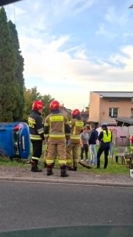 Wypadek na Przedborskiej. Fiat Panda dachował. Kierowca i pasażerka odwiezieni do szpitala 