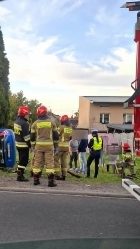 Wypadek na Przedborskiej. Fiat Panda dachował. Kierowca i pasażerka odwiezieni do szpitala 