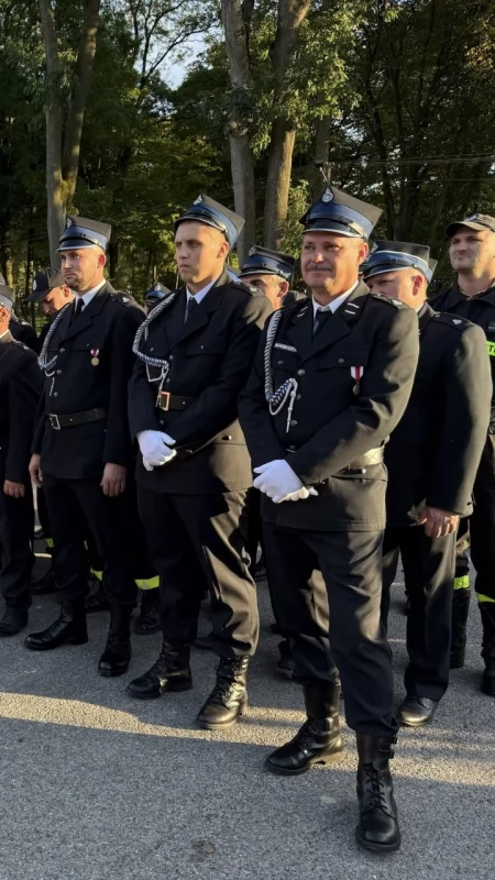 Druhowie z OSP Smotryszów do akcji wyjadą nowym wozem. Został poświęcony