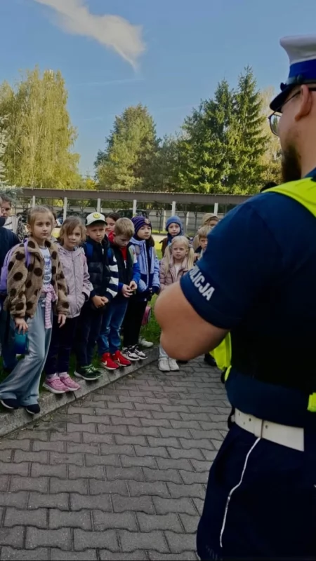 Świeć przykładem. Noś odblaski. Uczniowie Reymontówki odwiedzili policjantów