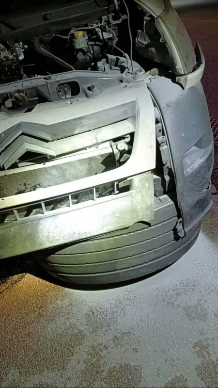 Nietypowa kolizja na autostradzie A1. Kierowca Citroena najechał na… koło