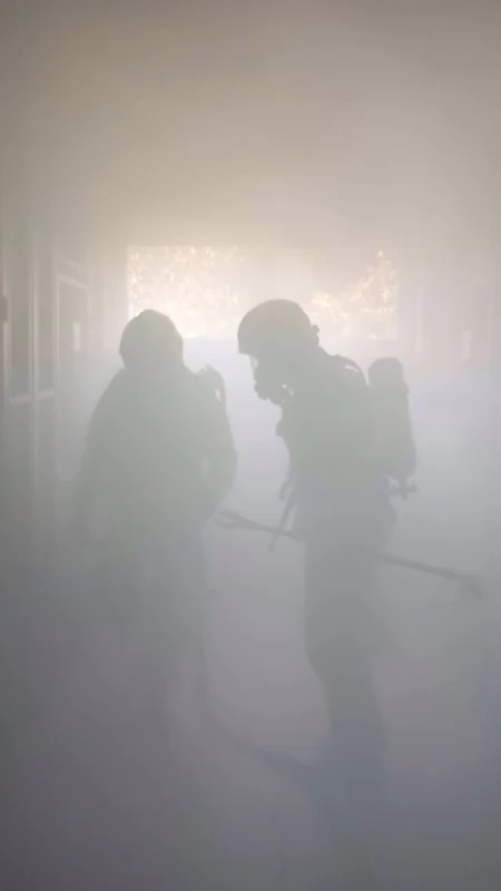 Pożar w szkole w Przedborzu. Uczniowie się ewakuują, do akcji ruszają strażacy