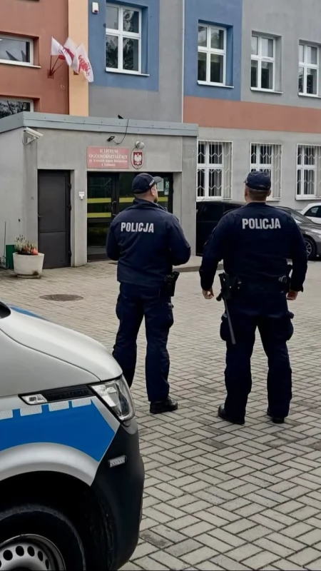 Radomszczańska policja: - Drodzy Uczniowie! Widok policjanta w pobliżu Waszej szkoły nie powinien budzić niepokoju