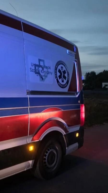 Strażacy zastępowali pogotowie. Pomogli mężczyźnie, który zranił się piłą. 56-latek silnie krwawił
