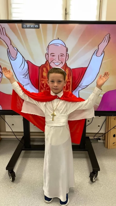 [ZDJĘCIA] XXVI Dzień Papieski w przedszkolu w Szczepocicach. Dzieci przebrały się za Jana Pawła II