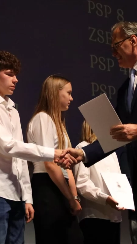 [ZDJĘCIA] Dzień Edukacji Narodowej. Gala w MDK - stypendia dla uczniów, nagrody dla nauczycieli 
