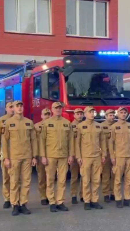 [WIDEO] Radomszczańscy strażacy oddali hołd poległym kolegom. Mł. kpt. Wojciech Garbacz i asp. Bartosz Pieróg zginęli na służbie