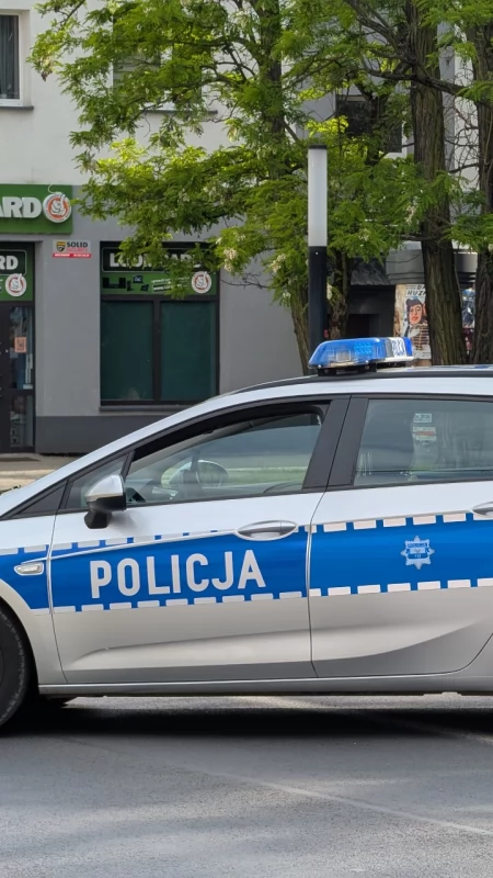 Poszedł do lasu na grzyby, ale znalazł… samochód i troje śpiących w nim ludzi. Wezwał policję