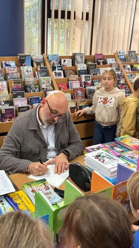 XII Noc Bibliotek w Miejskiej Bibliotece Publiczne. Spotkania, wystawy i koncert. Działo się