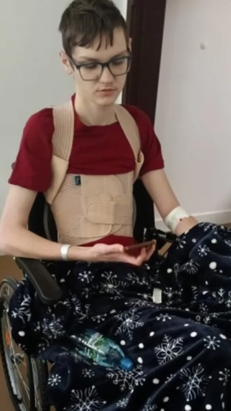 Filip Jabłoński z Radomska ma 17 lat i nowotwór niezłośliwy rdzenia kręgowego. Mama nastolatka: - Mój syn został przykuty do wózka