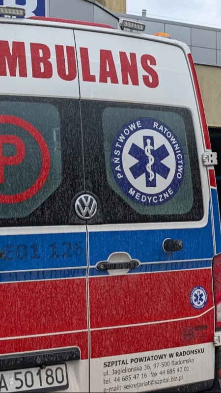 Uwaga, wypadek w dzielnicy Kowalowiec. Zderzyły się dwa samochody osobowe. Jedna osoba odwieziona do szpitala