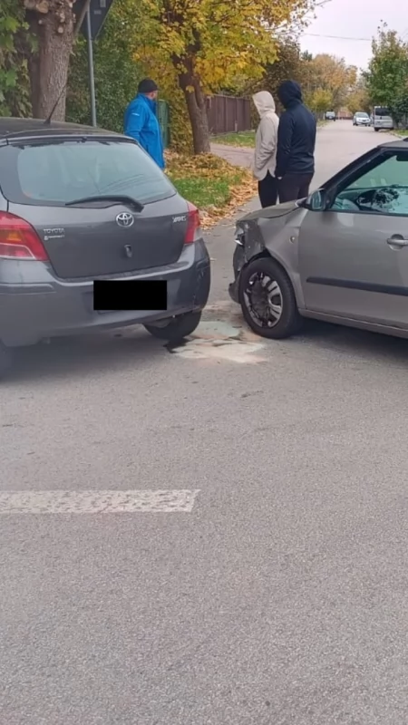 Wypadek w dzielnicy Kowalowiec. Zderzyły się dwa samochody osobowe. Jedna osoba odwieziona do szpitala