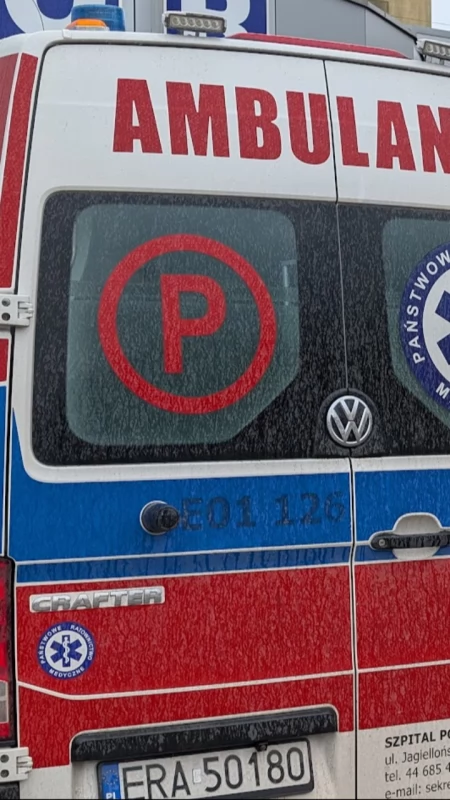 73-latka upadła, potrzebna była pomoc. Pierwsi dojechali strażacy, potem ratownicy medyczni