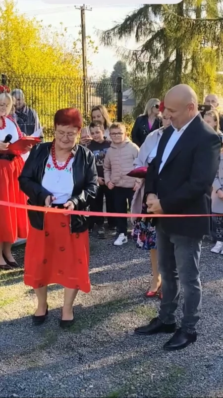 [ZDJĘCIA, WIDEO] Skwerek w Dziepółci uroczyście otwarty i poświęcony. To miejsce ma łączyć mieszkańców