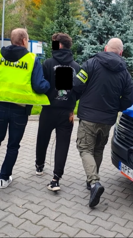 Rozbój w centrum Radomska. Napadli 29-latka. Przewrócili na ziemię i bili pałką teleskopową. A na koniec okradli