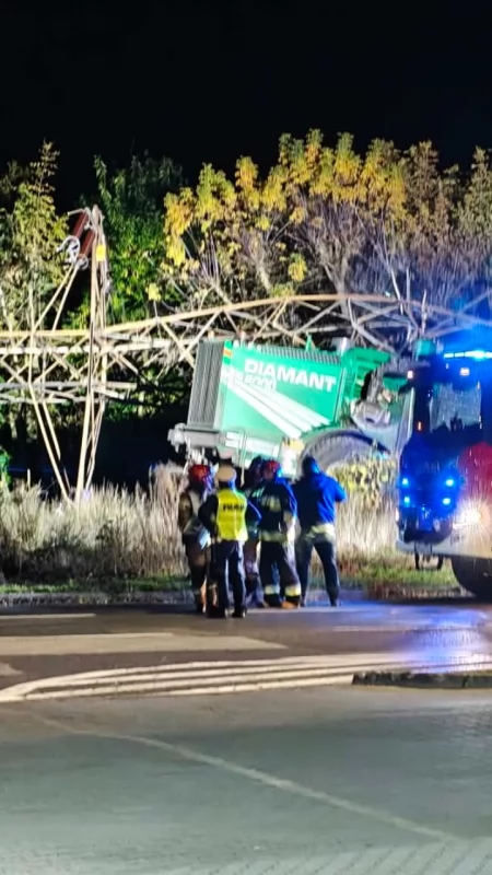 Uwaga. Maszyna przewróciła słup energetyczny. Na miejscu strażacy 