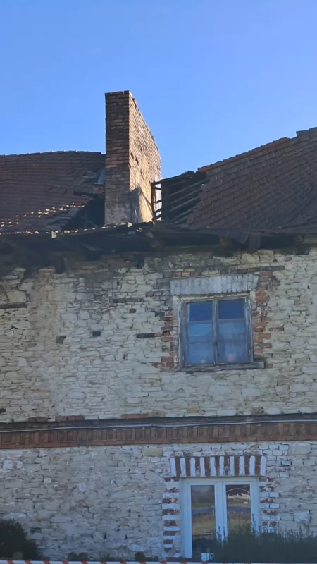 W domu zawaliła się część dachu. Inspektor powiedział, że nie można w nim przebywać. Dwie rodziny nie mają gdzie mieszkać