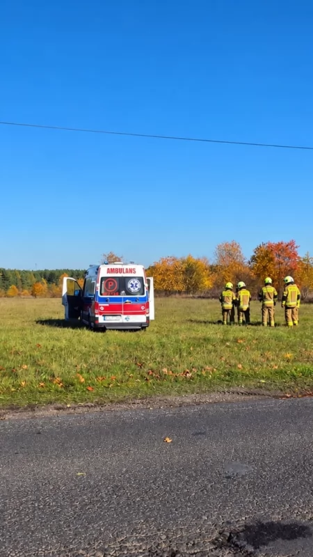 Wypadek w Wojciechowie. 80-letni kierowca stracił panowanie nad autem. Fiat Panda wjechał do rowu
