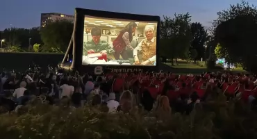 Kino na leżakach w Kamieńsku. Pokaz film “U Pana Boga w Królowym Moście“ w piątkowy wieczór