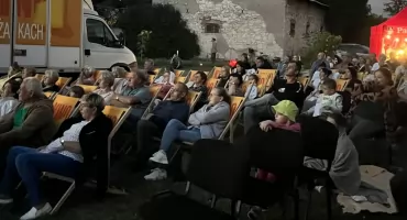 Wieczór filmowy w ogrodach parafialnych w Kamieńsku zgromadził bliko 200 osób 