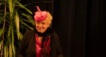 [ZDJĘCIA] Międzynarodowy Dzień Teatru w MDK. Na scenie aktorska legenda Anna Seniuk w monodramie “Księga ziół”
