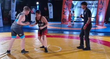 Zapaśnicy UKS-u zapaśnika Radomsko na drugim miejscu podium turnieju w Piotrkowie Trybunalskim