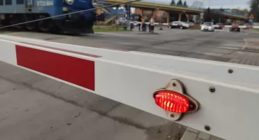 Uwaga kierowcy! Teraz PKP zamyka przejazd kolejowy w ulicy Warszyca. Sprawdźcie na jak długo