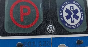 10-latek chciał przejść przez ulicę. Wbiegł wprost pod koła Toyoty. Wezwano śmigłowiec LPR